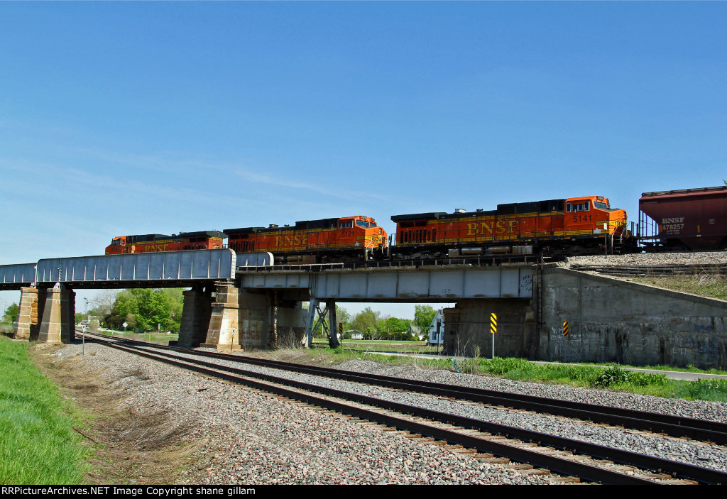 BNSF 4352 Eb grain train heads over the Bnsf outtuwa Line.